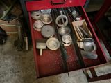 une boîte à outils rouge contenant de nombreux ustensiles de cuisine