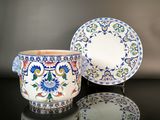 une tasse et une soucoupe posées l'une à côté de l'autre sur une table