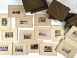 plusieurs vieilles photographies en noir et blanc représentant des personnes dans une pièce