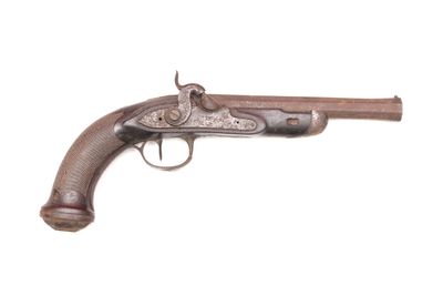 un vieux fusil avec une poignée en bois sur fond blanc