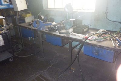 une photo d'une pièce où l'on voit de nombreux outils posés sur la table