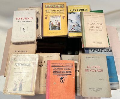 plusieurs livres empilés sur une table