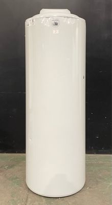 un chauffe-eau blanc posé sur un sol carrelé