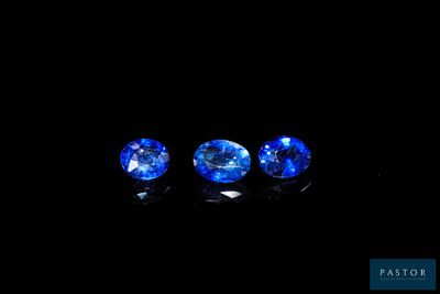 trois saphirs bleus sur fond noir