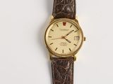 gros plan d'une montre-bracelet sur une surface blanche