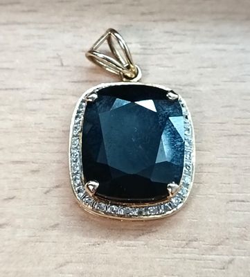 Pendentif en or jaune à bas titre (585) orné d'une pierre bl…