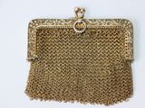 un sac à main ancien en maille dorée muni d'un fermoir
