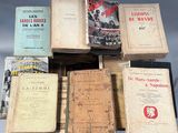 plusieurs vieux livres sont empilés sur une table