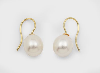 une paire de boucles d'oreilles en perles sur fond blanc