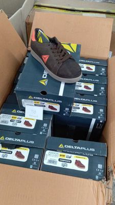 des cartons de chaussures sont empilés les uns sur les autres dans un carton