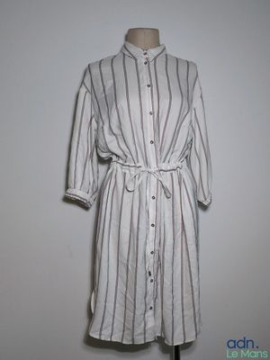 une image d'une robe sur un mannequin