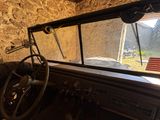 une vue de l'intérieur d'une voiture depuis le siège du conducteur
