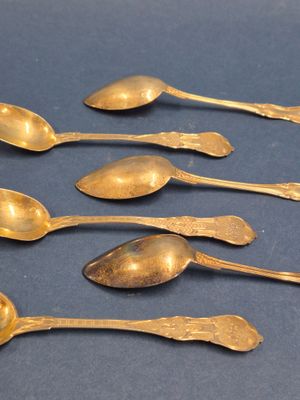 Plusieurs cuillères sont alignées en rang sur une table