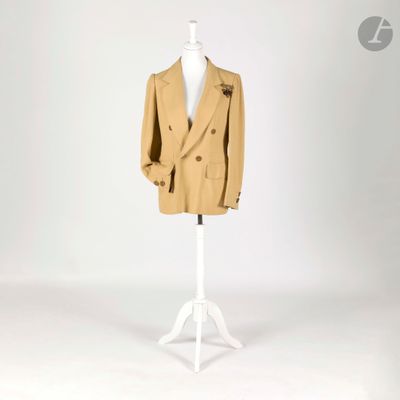 une photo d'un costume beige sur un présentoir à mannequin