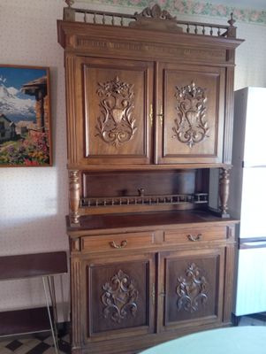 un meuble en bois dans le coin d'une pièce