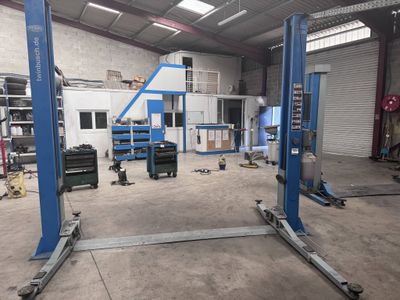 un grand garage contenant beaucoup de matériel