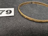 Gros plan sur un bracelet en or portant une étiquette