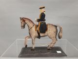une figurine représentant un homme à cheval, exposée