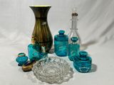 un grand nombre d'objets en verre posés sur une table