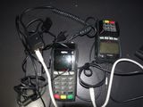 un téléphone portable branché à un chargeur posé sur une table