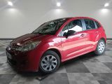 une photo d'une voiture rouge garée dans un showroom