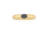 une bague en or jaune sertie d'un saphir bleu