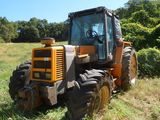 un tracteur qui est à l'arrêt dans l'herbe