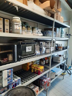 de nombreuses étagères remplies de provisions dans une cuisine où l'on trouve beaucoup d'articles