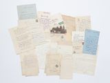 une pile de vieilles lettres et de papiers sur une table