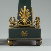 Paire de bougeoirs en obélisque en métal laqué vert à décor … (photo 2)