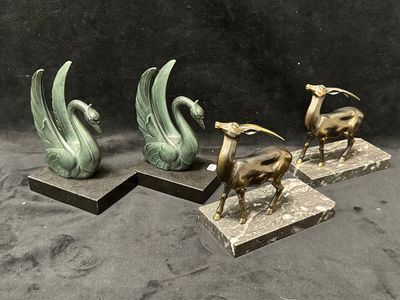 trois sculptures en bronze représentant des animaux, posées sur des socles en marbre, sur fond noir