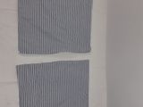 deux morceaux de tissu accrochés au mur à côté des toilettes