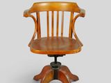 une image représentant une chaise en bois avec une assise en bois posée sur un socle