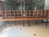 une pièce dans laquelle se trouvent un bureau et une étagère
