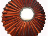 un miroir rond orné d'un motif rouge et noir