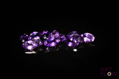 trois améthystes violettes sur un fond noir
