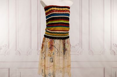 une robe posée sur un mannequin devant un mur