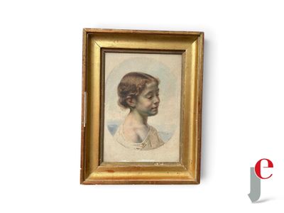 portrait d'une femme dans un cadre doré accroché à un mur blanc