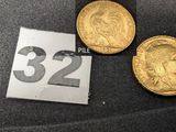 trois pièces d'or portant le chiffre 32 et la date 32