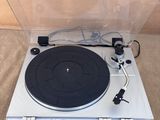 un tourne-disque posé sur une platine