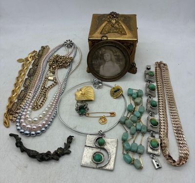 beaucoup de bijoux posés sur la table