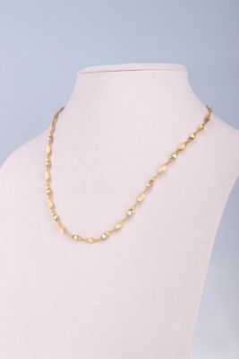 gros plan d'un torse de mannequin portant un collier