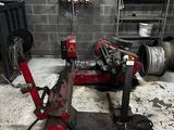 une machine rouge qui se trouve dans un garage