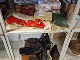 une étagère sur laquelle sont posés de nombreux livres et sacs