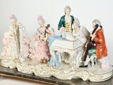 une figurine représentant un groupe de personnes assises à une table
