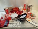 de nombreuses assiettes, tasses, tasses et autres objets sur la table