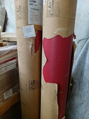 deux rouleaux de carton posés l'un à côté de l'autre sur une table