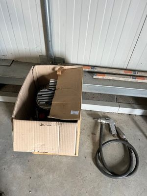 une boîte avec un tuyau et une boîte contenant un tuyau