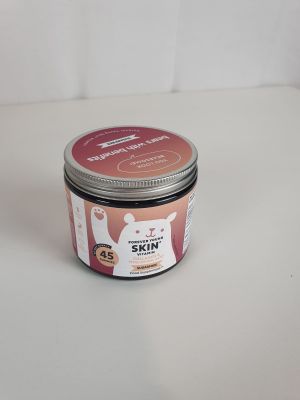 un pot de crème fouettée posé sur une table