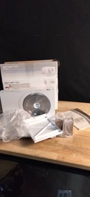 une boîte avec un CD posé dessus, sur une table en bois